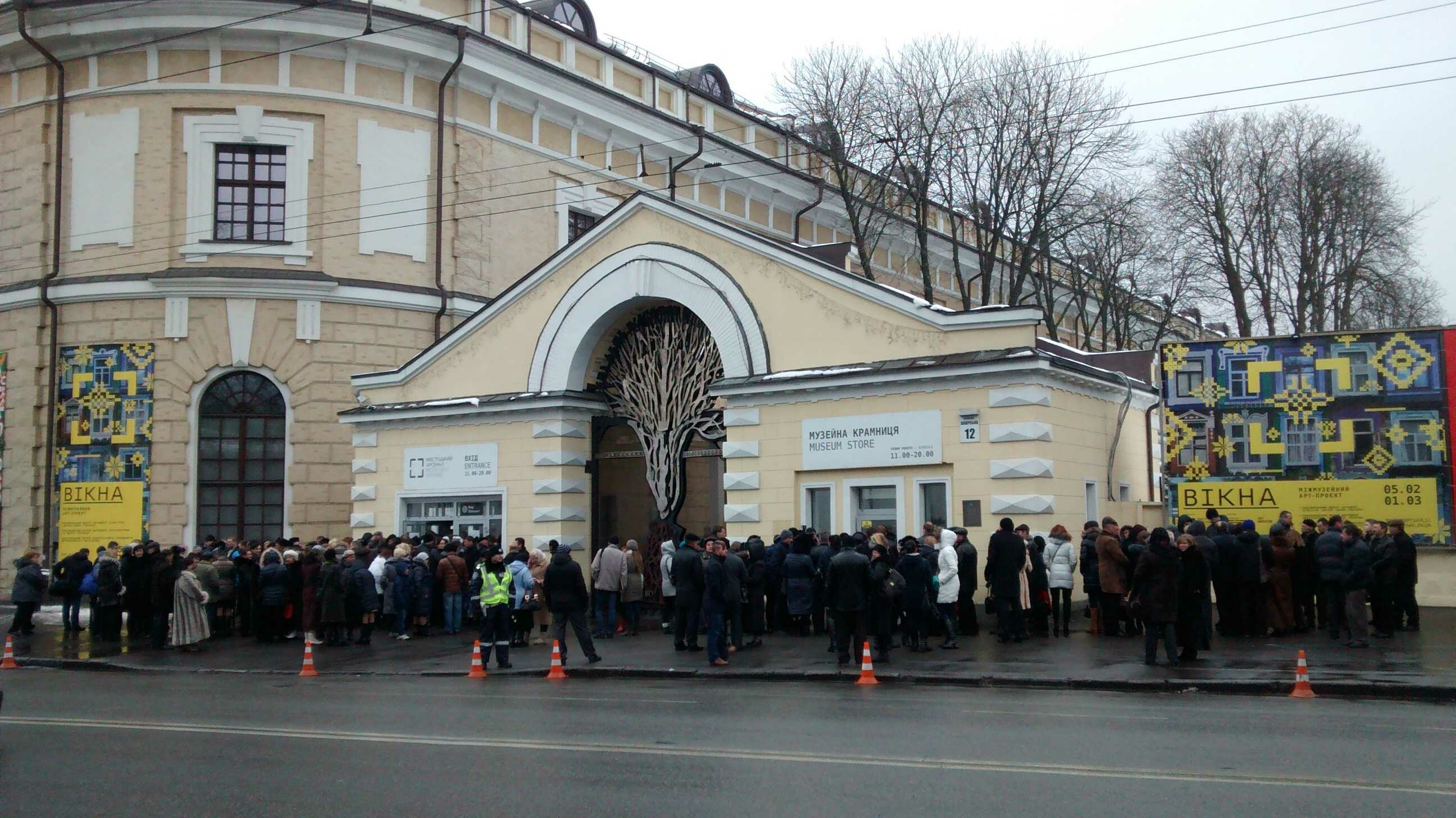Сім’ї Героїв Небесної Сотні годинами стоять в черзі за посмертними нагородами родичів (+Фото)