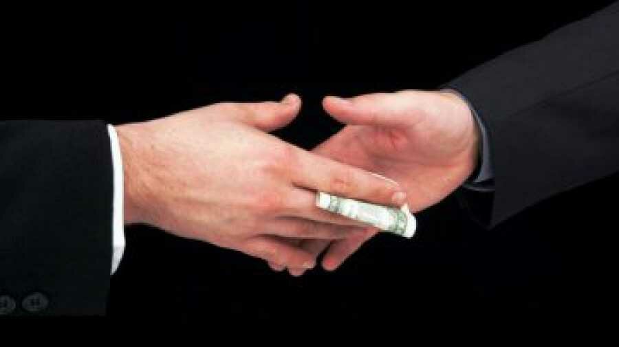 Директора чернівецького ліцею спіймали на хабарі 10 тисяч
