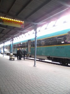 Потяг на залізничному вокзалі м. Чернівці