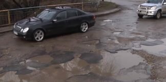 Чому у Чернівцях разом із снігом сходять і дороги? :( (відео)