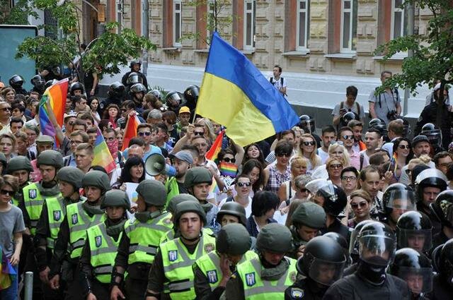 180617-gey-parad-Kyiv-krup